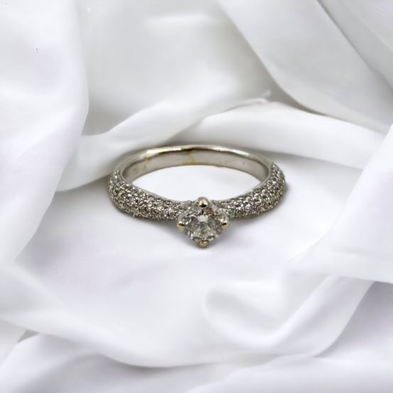 Bague en or blanc avec diamants,