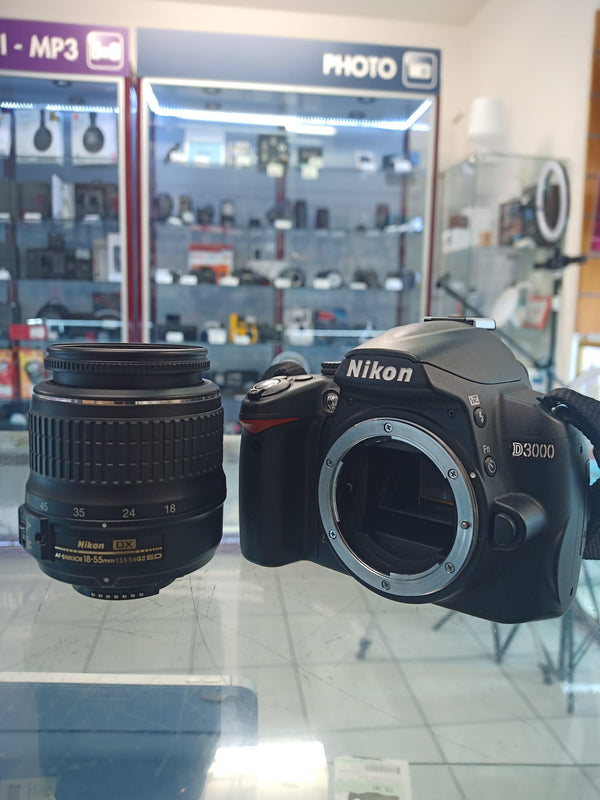 Appareil photo - Nikon D3000 avec objectif Nikon DX 18 - 55 MM,