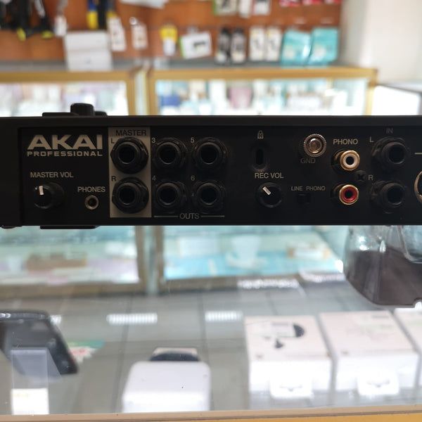 Table de mixage Akai MPC Live avec câbles et boîte