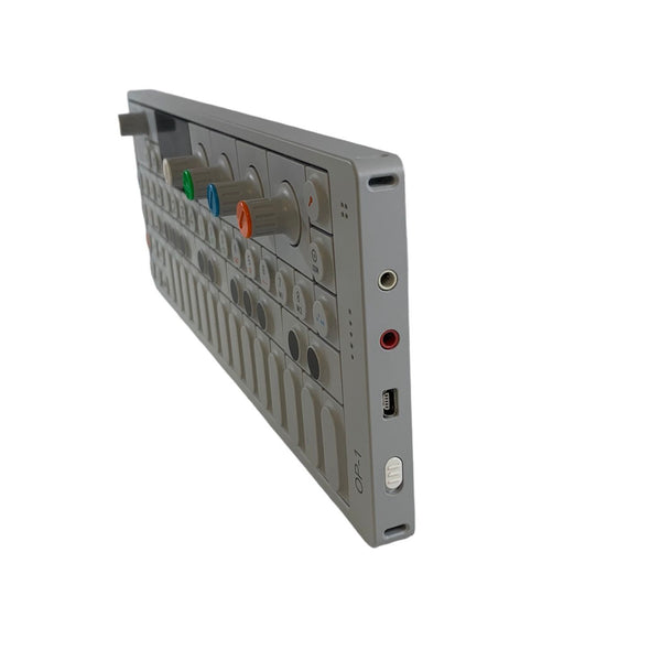 SYNTHÉTISEUR TEENAGE ENGINEERING OP-1