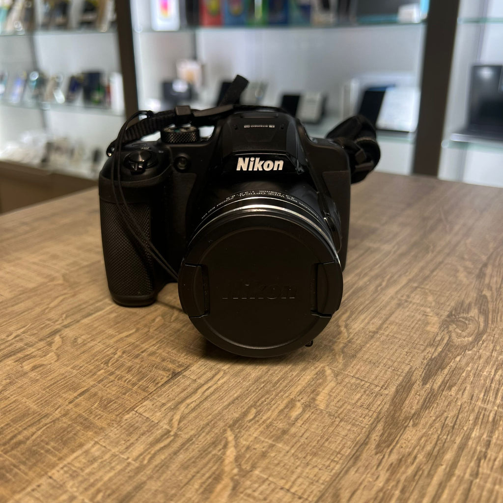 Nikon coolpix B700 + chargeur et housse