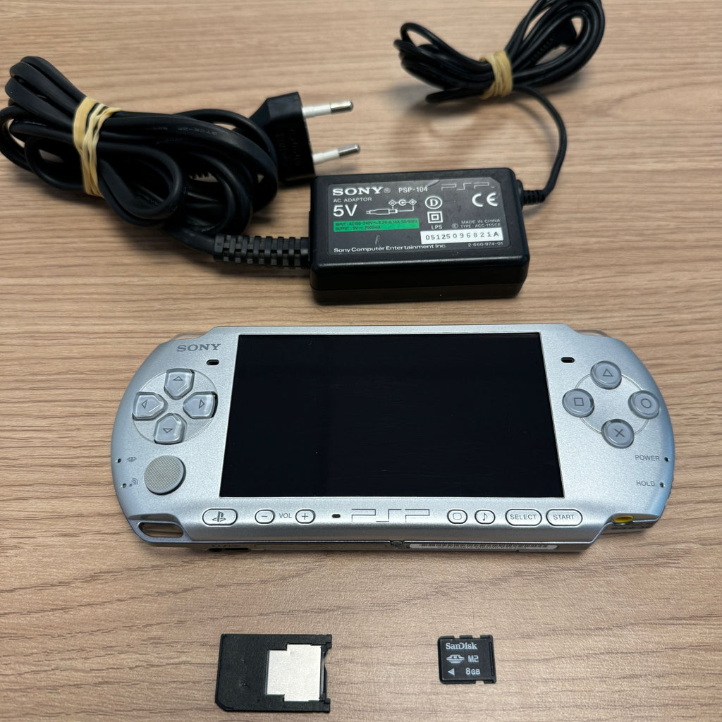 CONSOLE PSP ARGENT, AVEC CHARGEUR ET CARTE MEMOIRE, SANS BATTERIE