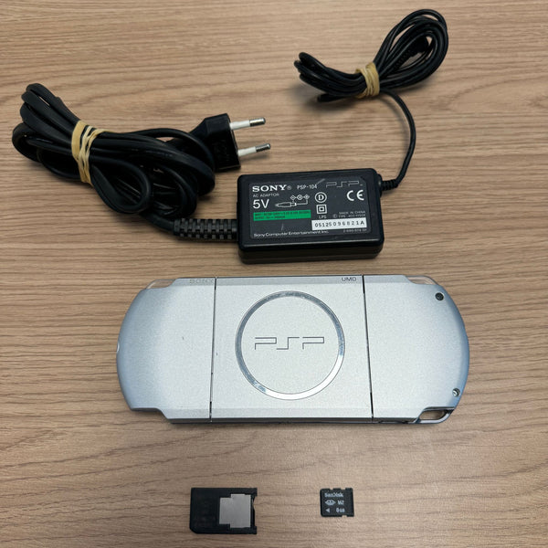 CONSOLE PSP ARGENT, AVEC CHARGEUR ET CARTE MEMOIRE, SANS BATTERIE